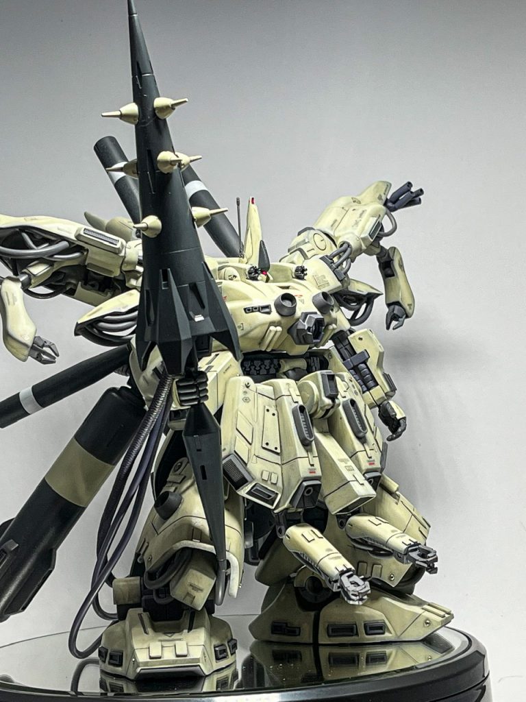 武装について。試作ファンネルポッド・ランス。9基のファンネルをマウントする打突武器。プラットフォームのみならず小型ジェネレーターと推進システムを備え、槍身ごと射出しての遠隔操作も可能な一種のマザーファンネルという設定。ビルドシリーズにちょいちょい登場したランスビットという物にヒントを得て、余っていたゼルトザームのランスを流用しました。