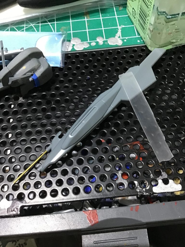 今回センサー部分に埋め込んだのはこちら。クリアーのランナータグをひたすら削った後コンパウンドで磨いた物です。コレにクリアカラーを吹いて使用してます。