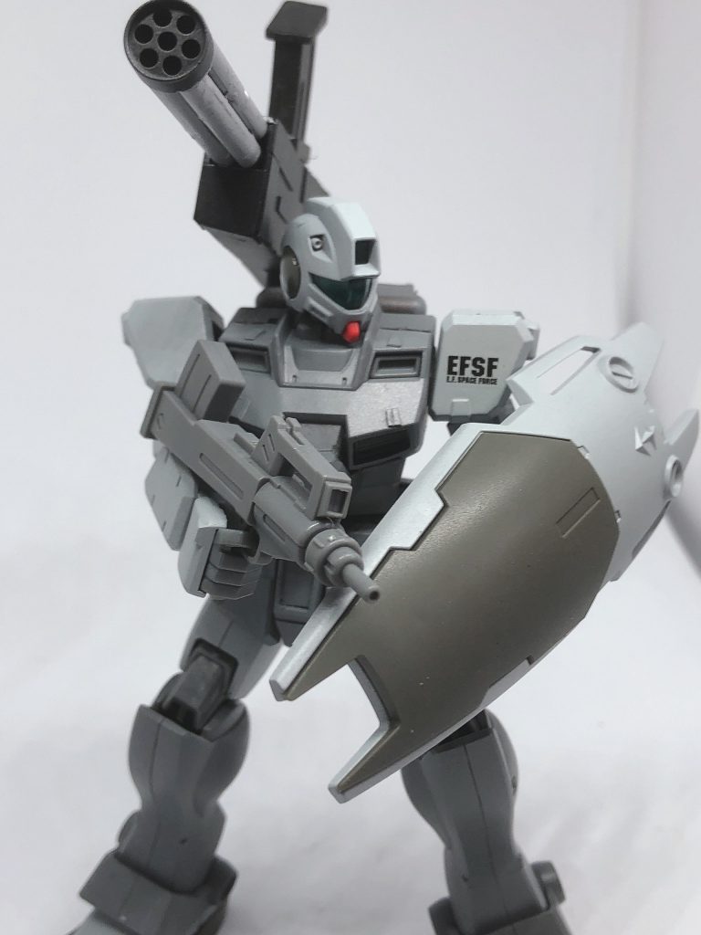 武装はブルパップマシンガン、シールドに加え、バックパックに設置されたガトリングガンとジオン系MSからの技術を使用しバックパックにガトリング用のジェネレーターを取り付けられたバックパックは大型化したものの基本性能や武装を向上し何より既存のバックパックに外からジェネレーターを取り付ける為コストパフォーマンスに優れていた