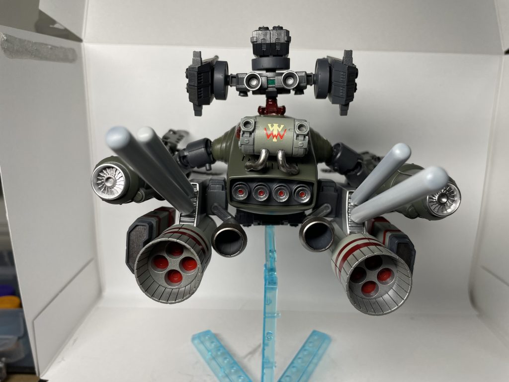 一撃離脱と一撃必殺を実現するために両脇に核熱ジェットエンジンを追加、さらにスラスターも増加している。高速での稼働時間延長のために推進剤の増加が必要だった為にプロペラントタンクを4本追加している。 ビーム兵器の強化の為に後部に後付けでジェネレーターも追加装備している。長々と色々書きましたがそんな感じで、ザクレロはもっとやれるんじゃないか?との思いから色々やって見ました。