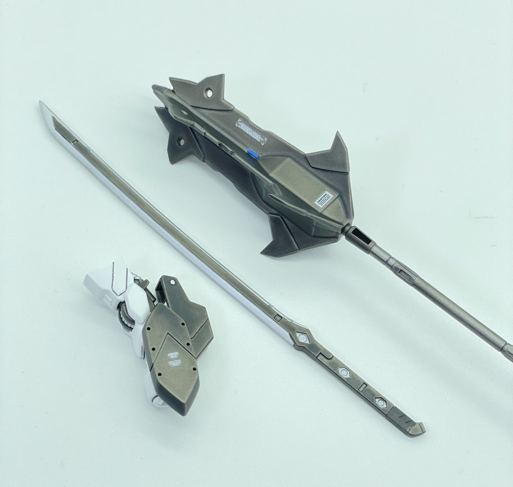 武器もカットしてシャープにしてます。