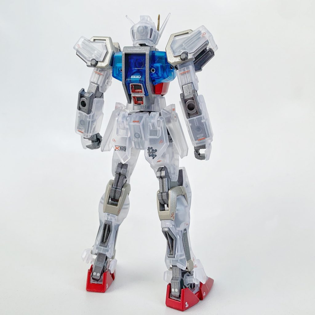 【リアショット】ソリッドクリアなのであっさりした印象ですが、スタイルは細マッチョな感じで好印象。個人的にストライクガンダムはリアショットの方が好みです。