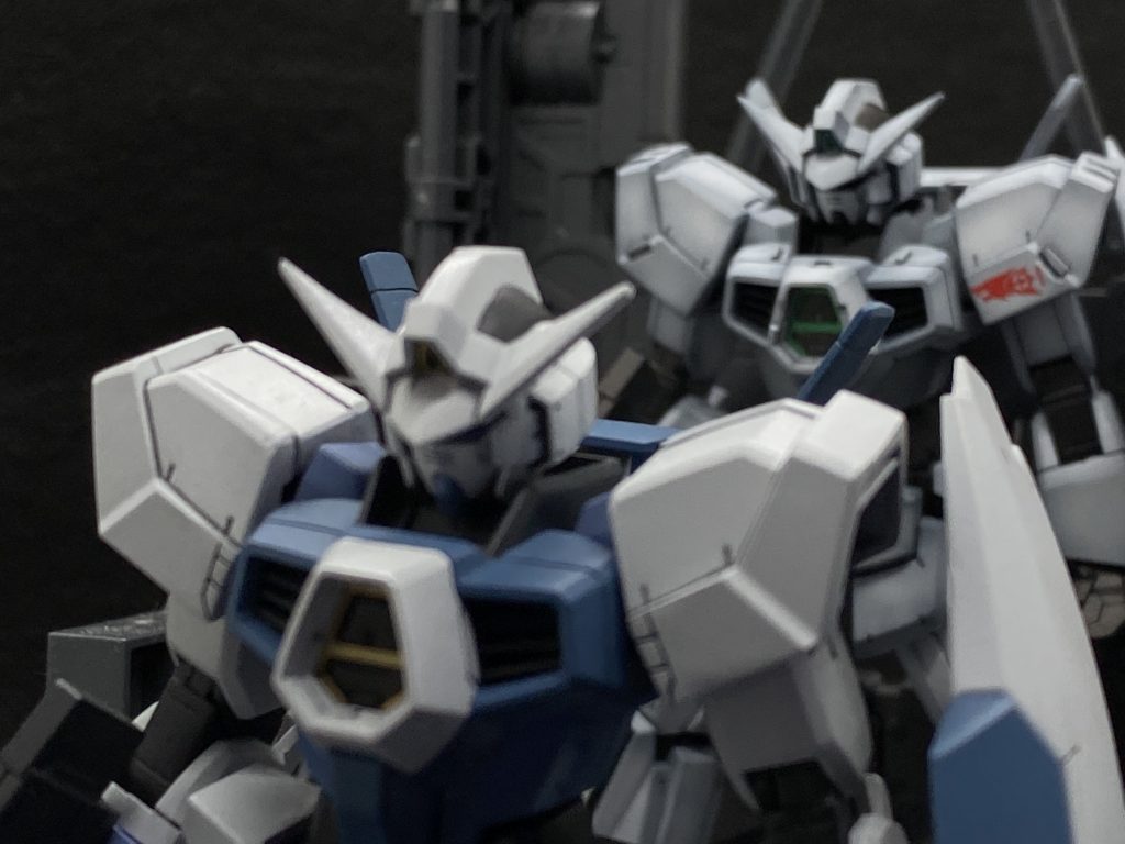 100年も続く物語の中で改修を繰り返し終戦まで使用され続けたAGE–1。ウェアの換装システムや量産機開発の系譜を見るに部品の予備は必要だろうし、データ回収も想定してノーマルタイプが複数製造されているのではないか、とまた想像しました。この時間もまた、楽しいんですよ(笑)