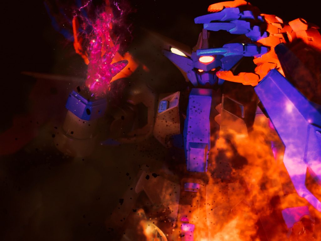 最後に自分のGガン系の機体に載せてるショートストーリーの新章を載せます。あくまでイメージとか世界観が少しでも伝わればと思い書いてるので、良ければ一章からご覧ください^_^第6章 強さだけを求めてP.M.14:00西の都内にある地球連合軍基地では、ノブッシに続く新型MSの開発が行われていた。現在テスト機含め30機まで生産され、各都へ輸送する準備が進んでいた。これが届けば、ガンダムがいない地域でも一つ目のMSに対抗可能となる。西の都へ向けて輸送艦が発進し、上空を飛行していたその時、一筋の閃光が輸送艦に直撃し爆散した。基地内はアラートが鳴り響き、基地内のMS、戦闘機が数十機発進した。基地内のレーダーには敵影は映らなかったが、警戒は緩めずにいた。基地を警戒するノブッシ一機が上空を見上げると、何かが基地に向かって降りてきているのに気づく。状況を基地司令室に説明しようとした瞬間、降りてきていた何かからビーム砲が放たれそのノブッシは破壊される。上空に敵がいる事を確認した各機は上空へ砲弾を放ち空は爆風によって薄黒く染まった。黒煙から姿を表したのはヴィクターガンダム、一つ目を指揮するガンダムの一機であり、新型MSを破壊するため大気圏からビームを放っていた。姿を表した時はバックパックを纏うノーマルモードとなっており、驚異的な耐久値により砲弾は全く効いてはいなかった。地上に降りたヴィクターガンダムにノブッシと戦闘機は攻撃を再び開始するが、バックパックを翼のように展開した瞬間、衝撃により戦闘機は全て撃墜される。ノブッシ数機は近接戦闘を行うが、ヴィクターガンダムは全ての攻撃を避け、一機、そのまた一機と自身の拳で破壊してゆく。その間にも輸送艦は数隻飛行を開始していたが、それに気づきヴィクターガンダムはバックパックをライフルモードに変形させ、ビーム砲を横一閃しまとめて撃墜する。残る輸送艦はギアナ高地行きの一隻のみとなり、ヴィクターガンダムは輸送艦に迫ろうとするが、生き残ったノブッシ3機は連携しヴィクターガンダムを撹乱する。そのうちの一機は指揮官機であり、スモークグレネードによる撹乱、ピンポイントに各関節を攻撃しヴィクターガンダムの動きを止めた。バックパックからビーム砲を放つがスモークグレネードにより正確な射撃が難しくなっていた。ノブッシ3機の連携により、好機が訪れたかと思うと、ガンダムから何かの起動音が鳴り、まるで叫び声のような音が響いた。そこからヴィクターガンダムは再びライフルモードでビーム砲を放つ。煙の中からノブッシ一機のコックピットへ直撃し爆散、ノブッシは2機になるが指揮官機は怯まず攻撃、そして飛行する輸送艦を背にした状態でバズーカを放つ。もう一機は残弾が尽き、近接用のブレードを2本装備しヴィクターガンダムに向かっていくが、その時紫色のオーラが光輝き向かっていったノブッシは撃墜された。ついに指揮官機のみとなり、パイロットも覚悟を決め特攻を図るが、ビーム砲により両足を破壊され仰向けで基地にもたれるが近くのマシンガンを持ち黒煙の中の敵影に放つ。影はやがて姿を表すが、地上に降りた時とは色合いが変わっており、心臓の鼓動のように機体と人間でいう額部分の眼が不気味に光っていた。数分前まで戦いを指揮し基地を守っていたパイロットの勇ましい声はやがて悲鳴に変わり、生き物のように光るヴィクターガンダムを恐怖した。指揮官機は爆散し、輸送艦に向かおうとするヴィクターガンダムだったが、何故かその足を止める。輸送艦は無事ギアナ高地に向け脱出に成功した。ヴィクターガンダムのパイロットはコックピットから一つ目に指示を送り、上空からガンダムヘッドコマンダーが数機降下し、基地一帯の設備を掌握した。 P.M.15:00基地内は全滅し、ヘッドコマンダーにより基地設備は全て掌握され、一つ目軍団の基地として制圧された。あの時、ヴィクターガンダムが輸送艦を見逃したのは、次に向かう先がギアナ高地であり、新たな闘争を求めていたためである。「もっと強さを、闘争を…」ヴィクターガンダムのパイロットは不敵な笑みを浮かべ、基地を後にする。 その頃、ガンダムを5機乗せた輸送艦ゴルビーはギアナ高地にある地球連合軍基地に到着していた… つづく