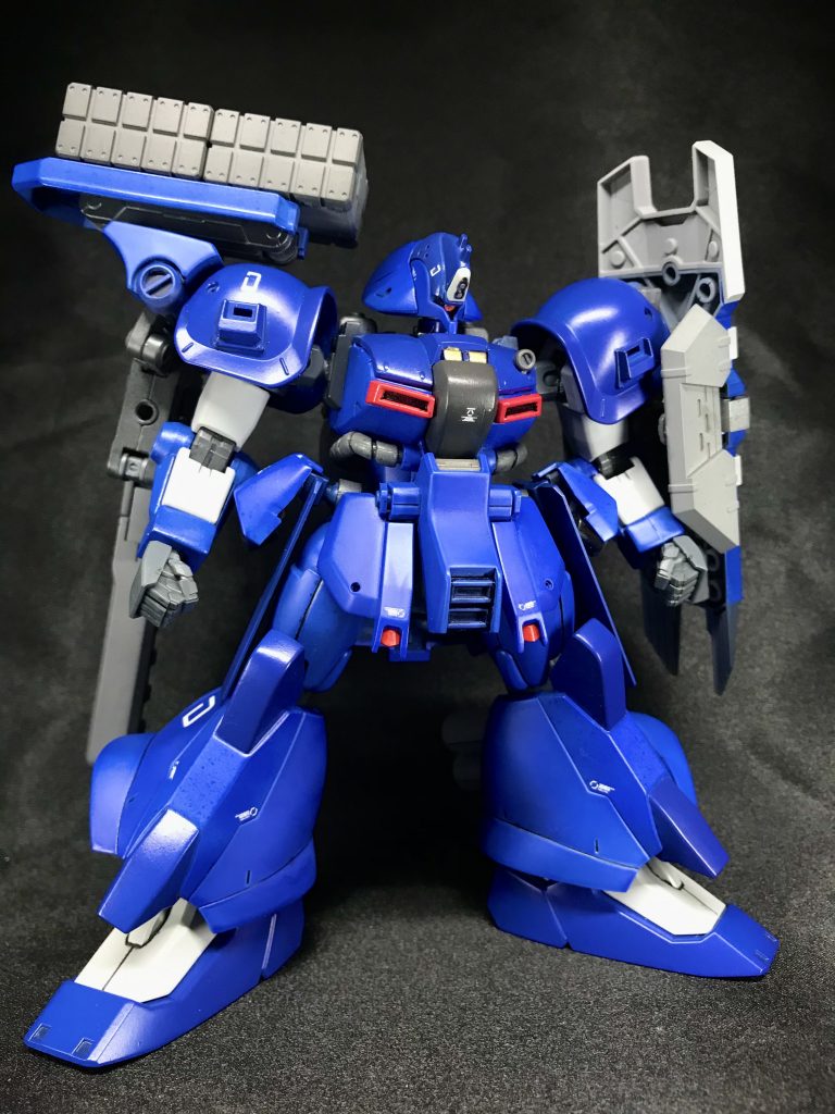 さて、こちらのゼク・アインは10年程前に作ってたやつを今の自分の好みに合わせてリメイクしてみました!  プロポーション変更、なんて大袈裟な事は言えませんが一番大事にした事は「地にしっかりと足をつけられるようにする事」でした☝🏻随分古いキットですからね、しっかりとした仁王立ちが出来ないために迫力が出ないんですよね😅でも、見返してみてもやっぱりゼクってカッコ良いキットだと思いましたよ✨