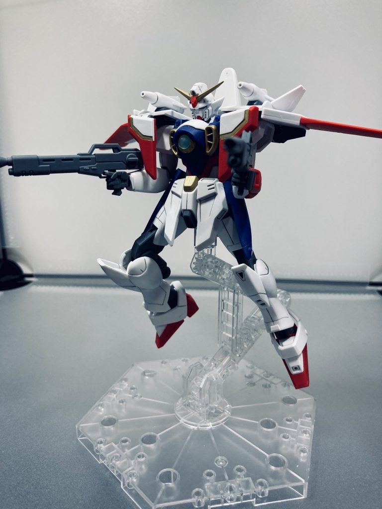 同名武器のバスターライフル。本来は腰部両サイドに懸架できますがウイングの物なのでできません。