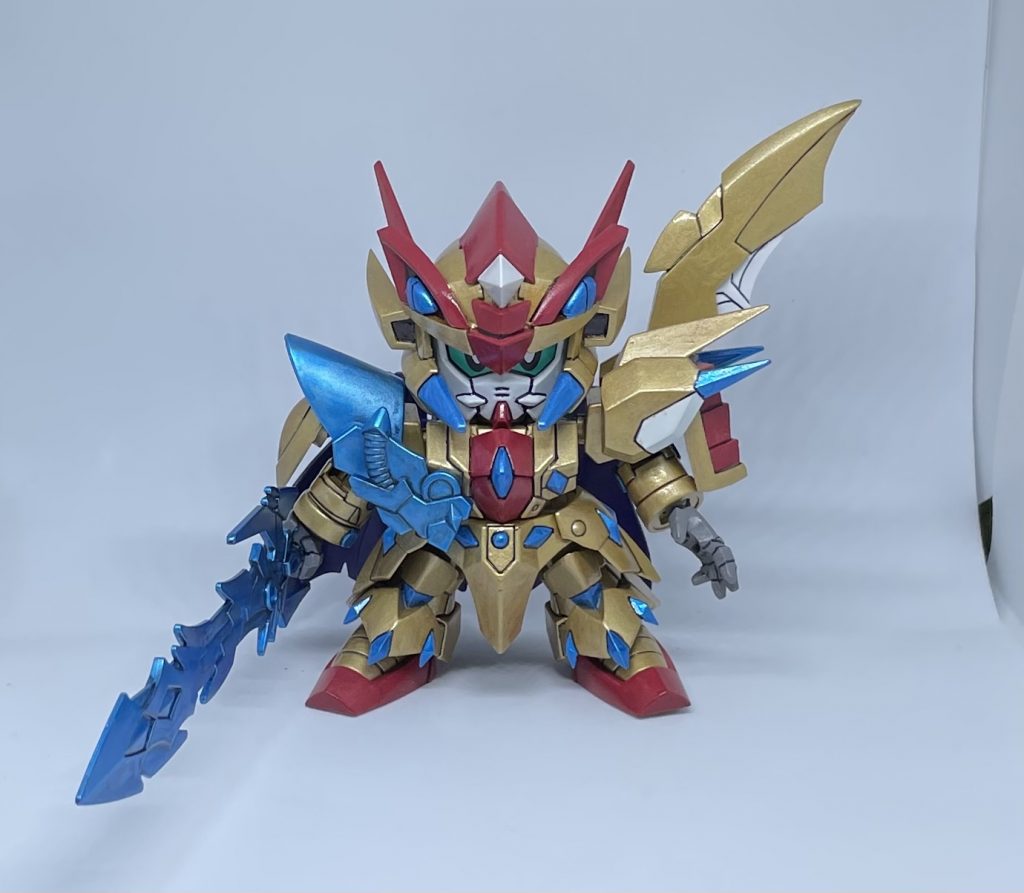 正面羽はマントを広げた時にバランスが良くなるようなるべく小型化しています。カブトのヒサシにプラ板を貼り、竜の目玉?基部の土台と目つきの調整も兼ねてます。