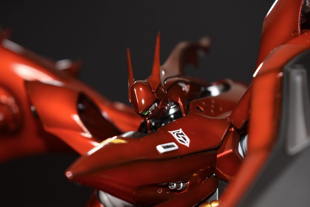 アンテナシャープに。モノアイはクリアパーツに変更しました。