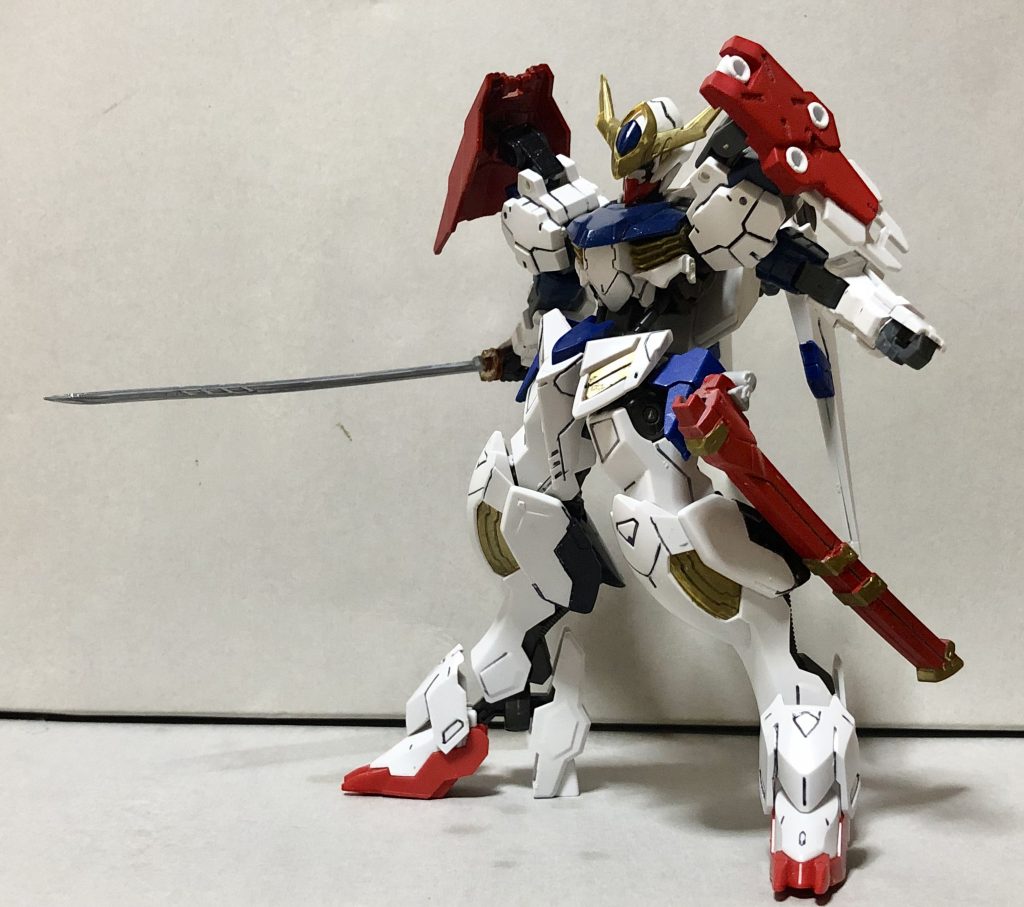 太刀を抜刀してのショット。色合いも相まって似合うなあと個人的に思っております。