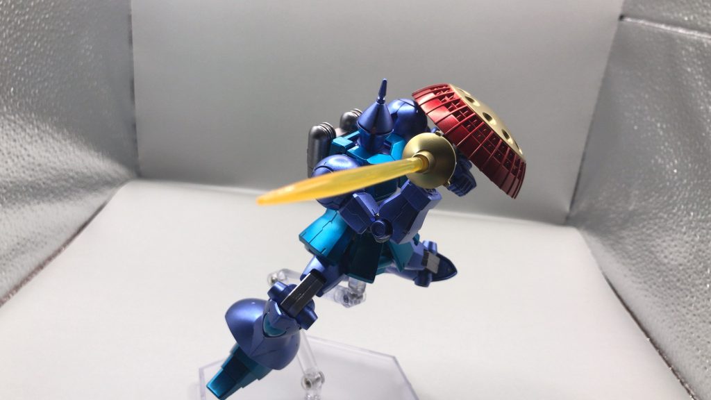 アクションポーズ3角度が変えられるハンドパーツのおかげで突き出すポーズもバッチリ決まります