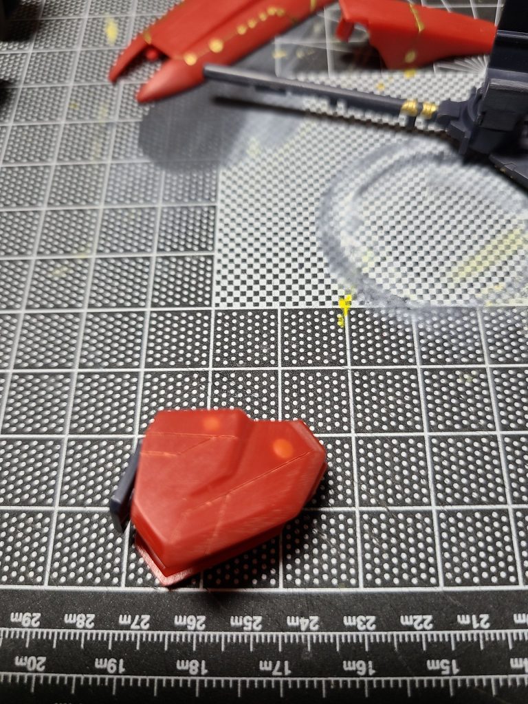 実は大失敗をしていました。接着剤による溶け出しが表に見えてました。接着剤の塗布位置と量が悪かったと思います。塗装とシールにより、なんとか目立たなくなりましたが、肩・腰・大腿部・膝・足の甲など多くの場所で発生しました。皆さんもお気をつけください。