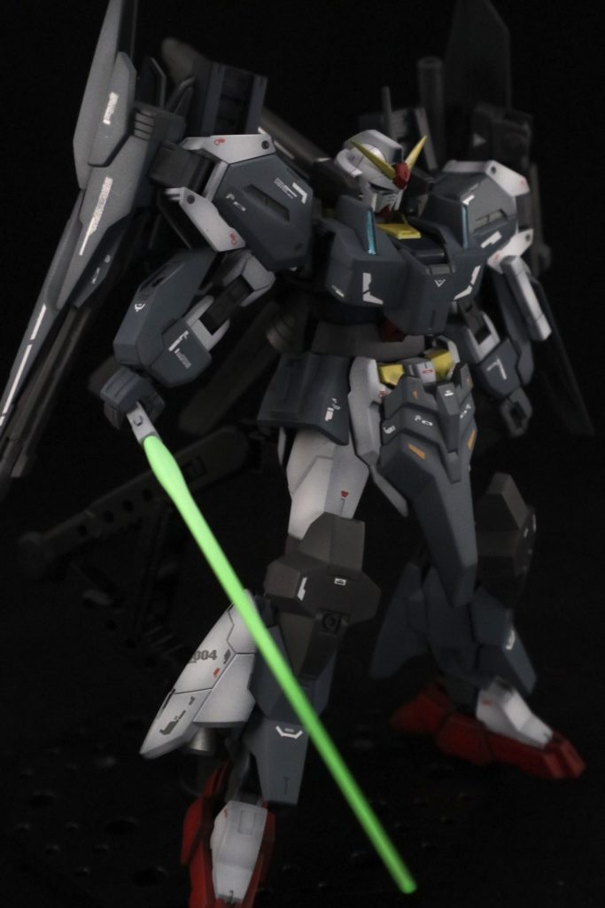 ビームサーベル。いろいろ部屋のものを捨てがなら作業してたせいで付属のビーム刃(ピンク)を捨ててしまった様子。近くにあったので緑に。