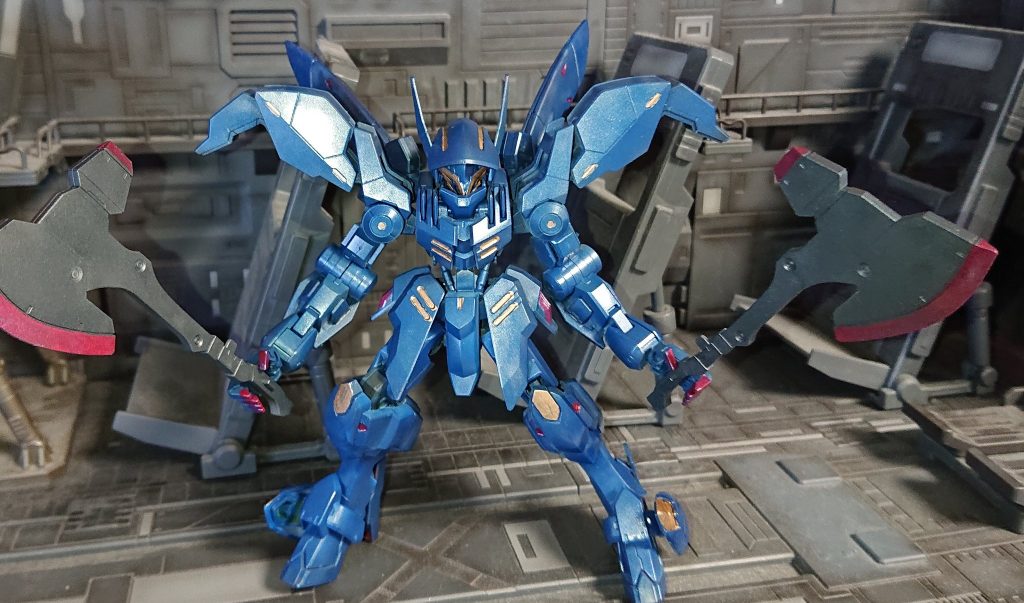 機体設定６０番目のガンダムフレーム　グレモリーと同じくナノラミネートコート装備　バーサーカータイプの対MA用機体大型のヒートバトルアクスを２本装備する 