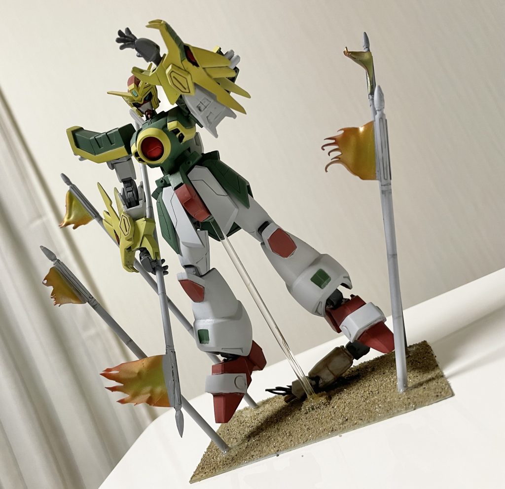 スタンド上の壊れた腕は余ったハンドパーツを差し込めるようになっています。フェイロンフラッグも後ろに刺して置けるようにしました。