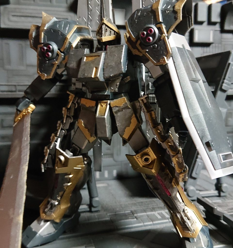 腰のエングレはウェーブの凸凹切り出しディティールパンチで