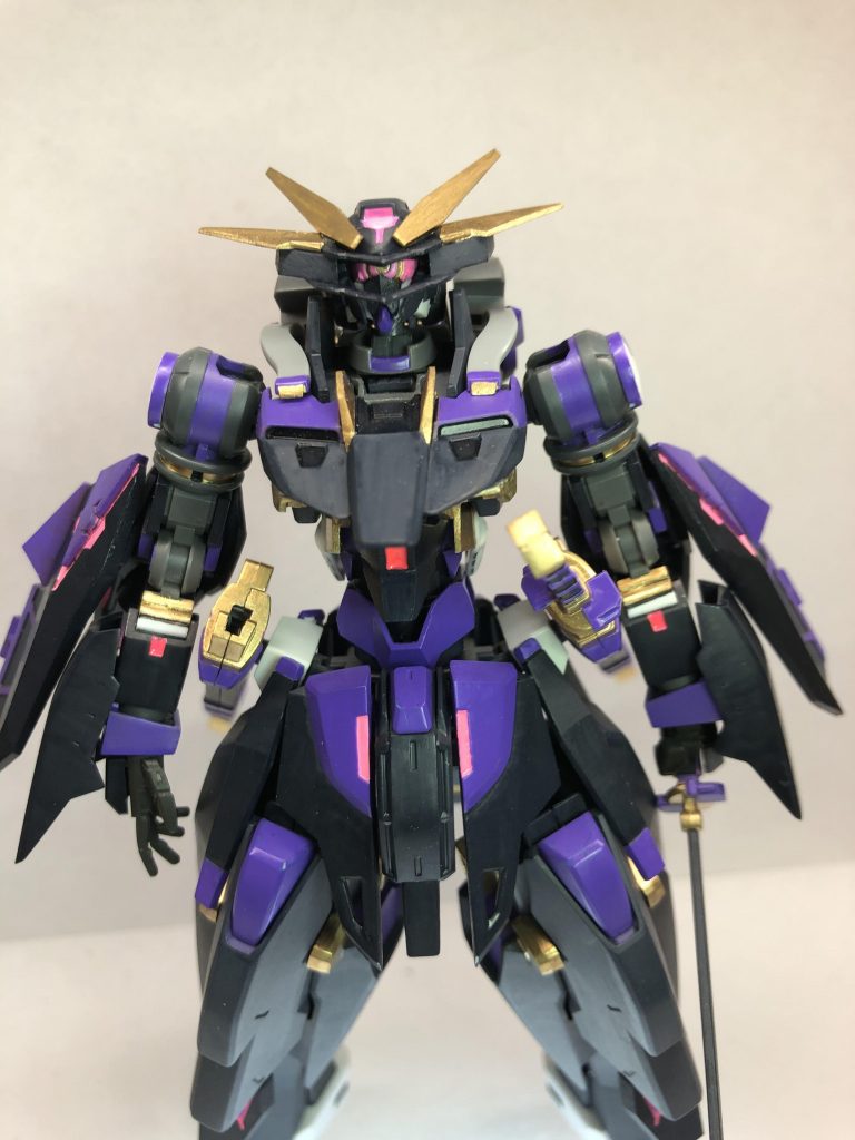 フェイスガードのせいで見にくいですが単眼になっています。ハルートのヘルメットにグレイズの眼を無理矢理ぶち込みました。