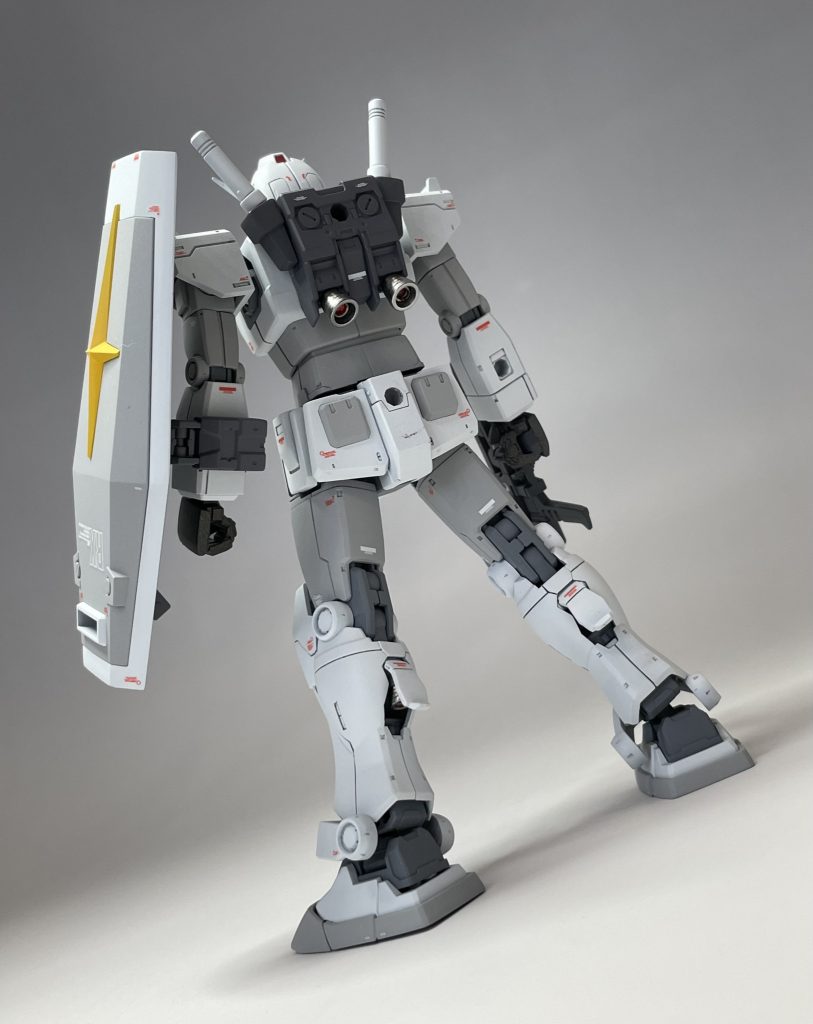 ロールアウト状態なので、武器は最低限と考え、バズーカやマウントラックは製作はしましたが、付けていません（あ、でも外した跡が！お尻が黒くなってました）。ふくらはぎのバーニアは見えないですが、ランドセルのバーニアと同じカラーです。