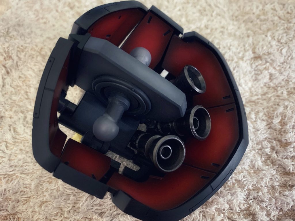 少し腰が引き気味にかんじたので、股関節を前方に3mm移動スカート裏の赤が良い差し色になりました