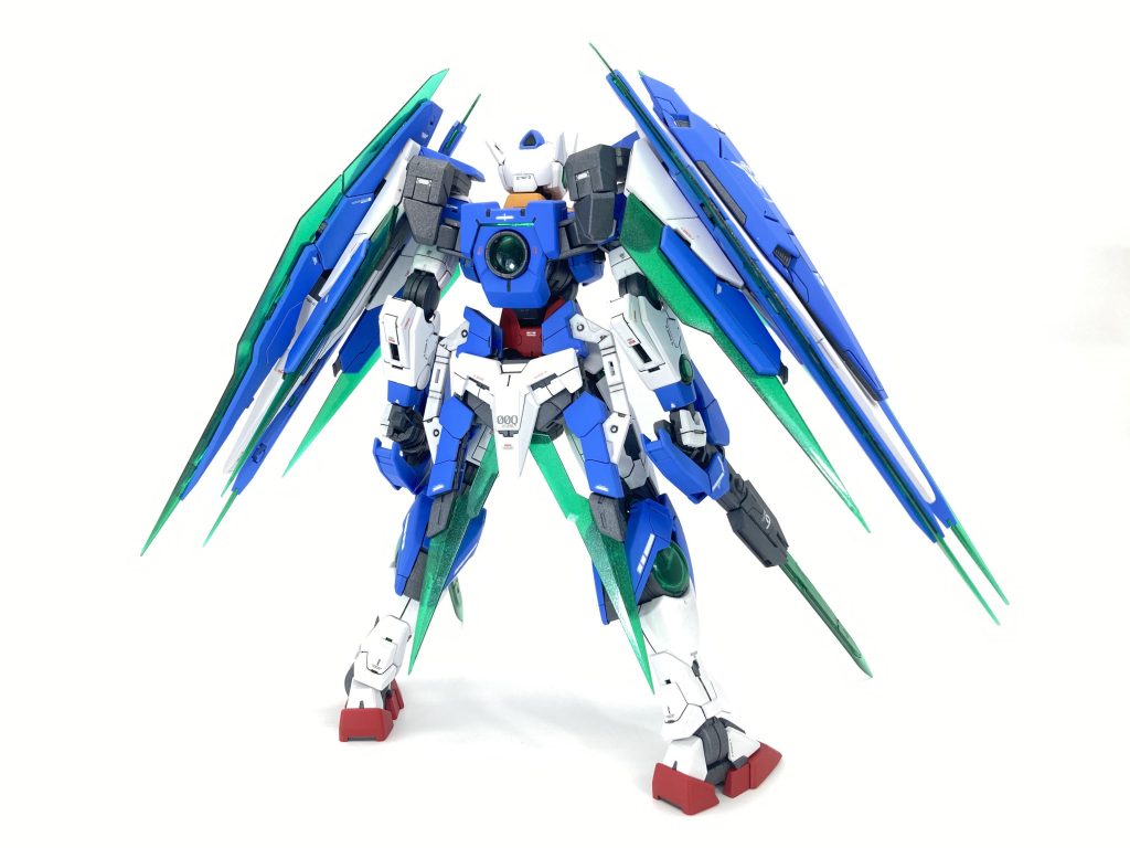 バックパックはネオジム接続で取り外し可能に フルセイバーから余るガンブレイドを腰裏に装備