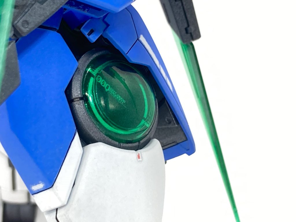 武装やドライブ等のクリアパーツは全てメタリックグリーンを吹いて透明感と粒子感を両立 光沢コート仕上げです。