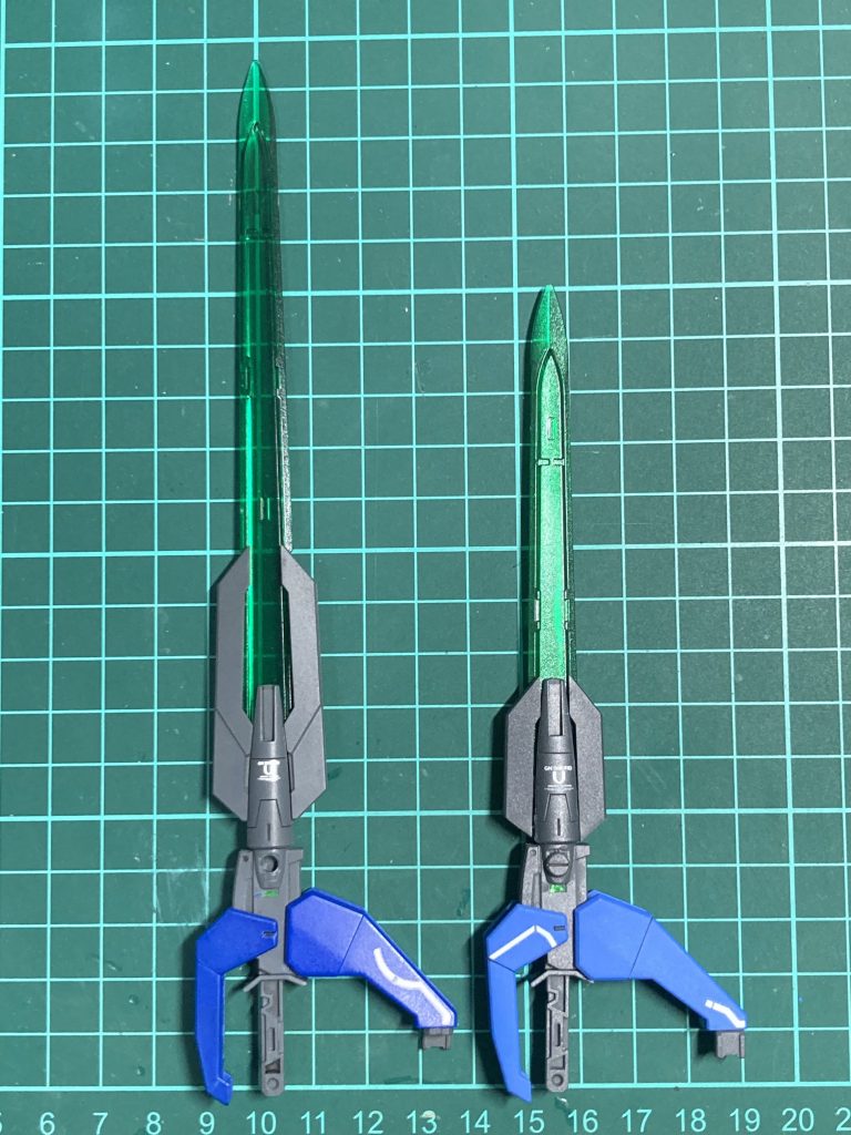 主装備のGNソードVは元全長約20cmから15cmに短縮 これはMGダブルオーのGNソードⅡと同じ長さにするため。