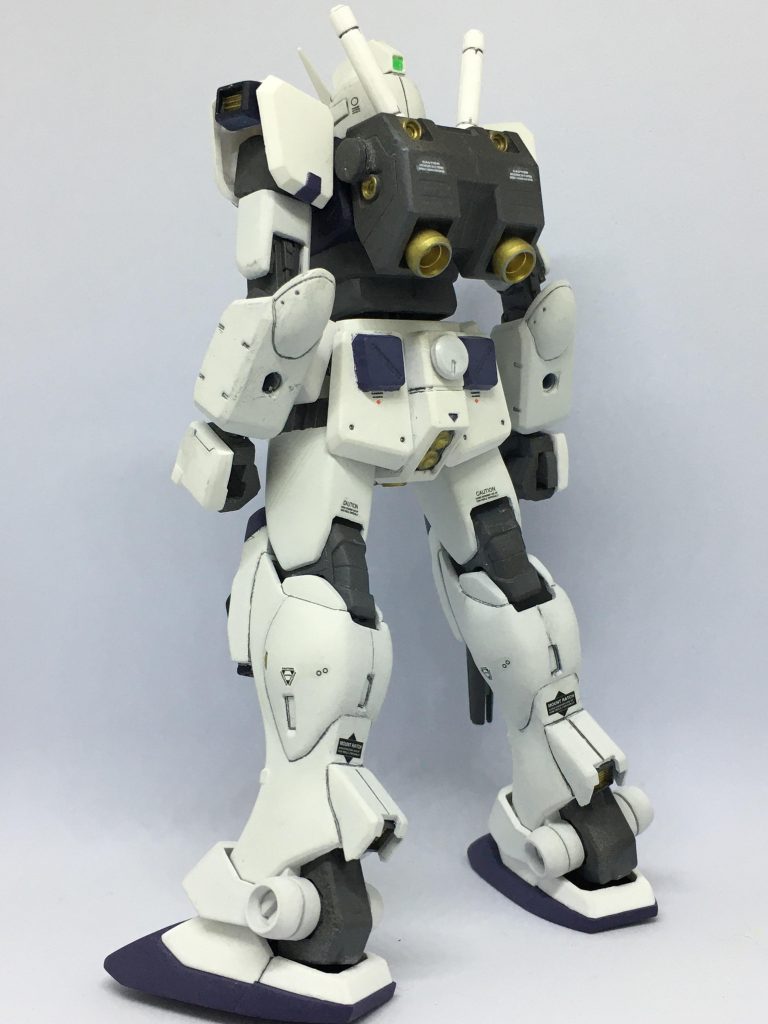 バックショット。ランドセルサイドとお尻に設けたハードポイントを、モデリングサポートグッズのモールドパーツを着脱式に改造して塞いでます。ふくらはぎ下のバーニア カバーはGP03のサブアームの装甲が余ってたのでリサイクルしました!