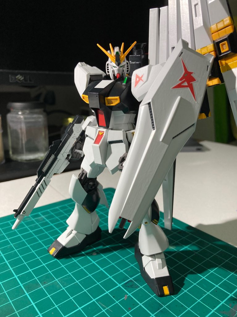 2作目ではありますがアクリル筆塗り全塗装としては処女作みたいなものでして。組み上がった直後は感動してましたが、今見るとシールドの筆ムラとか色々と雑な部分が目につきます。つまり成長してるって事のはず。