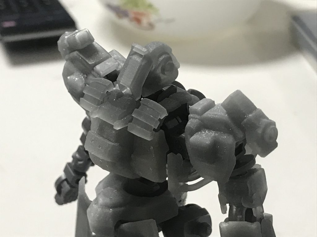 頭（ヘッド）パーツをモデリングしました。レギンレイズの頭とリックディアスの頭をミキシングしてたのですが、レギンレイズの頭の幅が広いので、切らないと行けないと思ったので、諦めて新造しました。リックディアスの顔の前にある水色のツイタテ部分も自分デザインに変更です。 