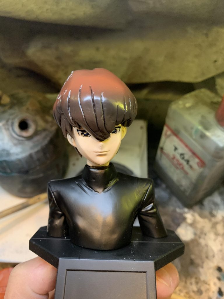 目をやり直しのきかない、ラッカーで筆塗りする勇気はないので、アクリジョンでなんども調整しながら目に入魂しました。目元は悪人面にしたかったのですが、元のキラヤマトの善人感が強くて、中和されてしまいました。口元をへの字にしたらまた印象が変わると思いますが、今回は木馬に向ける兄の表情として捉えることにしました。