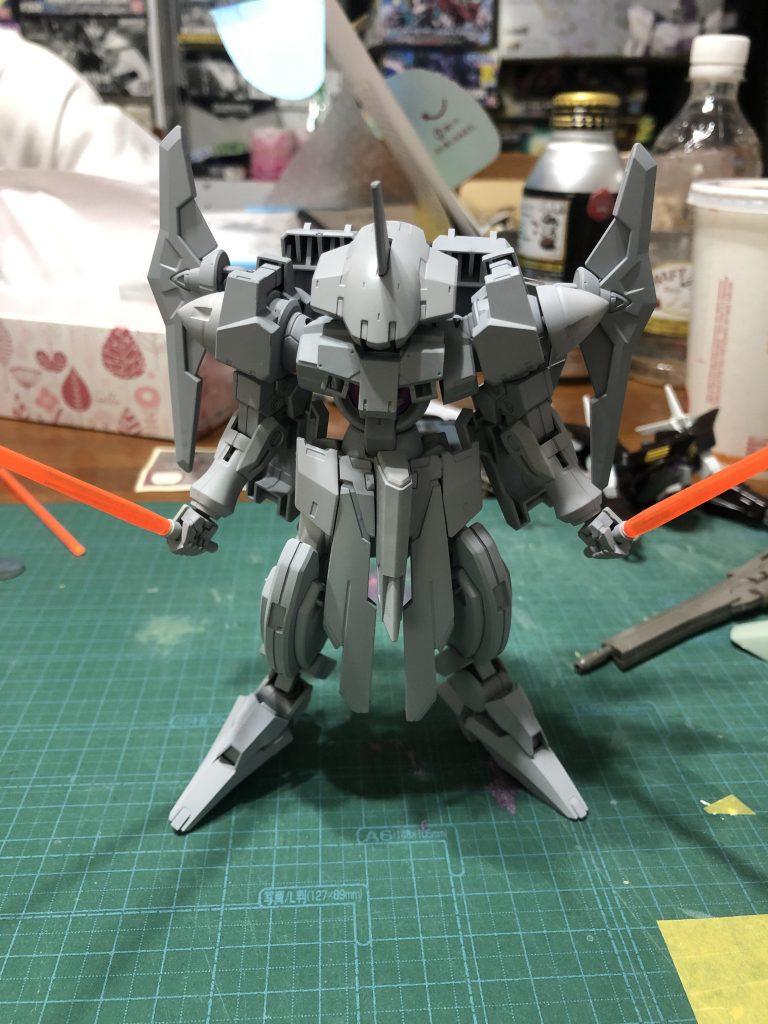 だいたい形が決まったので、サフを吹いて色合いを統一。いつもサフ吹くと試作機っぽくなって満足して、このままでもイイかなと思ってしまいます。