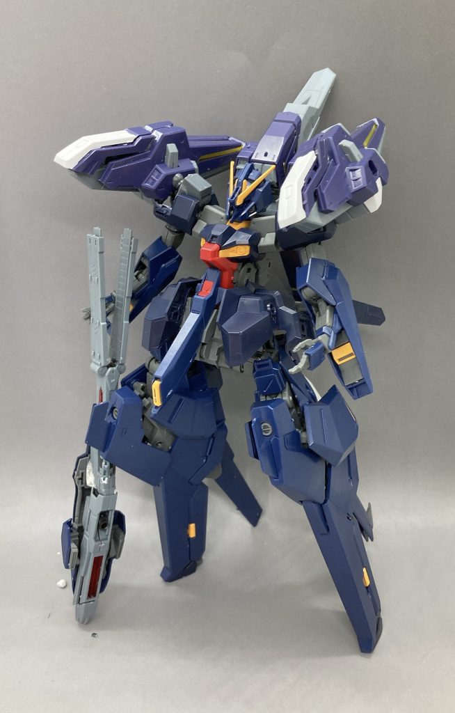 サイズ感からライトニングストライカーパックがちょうど良さそうと思い、肩を改造して付けてみました。