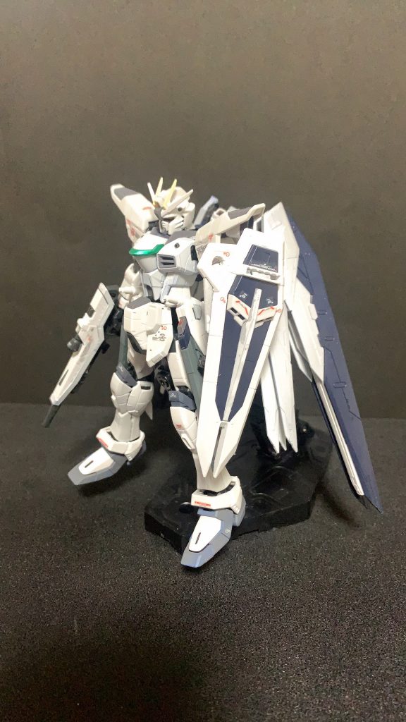 ホワイト基調なんですが、いろんな色味のホワイトを入れてみましたが、この写真では分からず💧胸にグリーンを1箇所アクセントに入れてみました😊