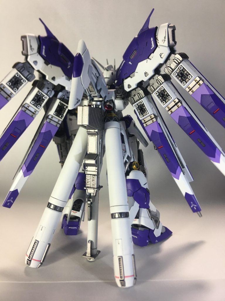 バックパックもフィンファンネルのおかげで大迫力で翼のように広がります。ただし大ボリューム故にプロペラントタンクかアクションベースの支えなしでは自立は難しいです。