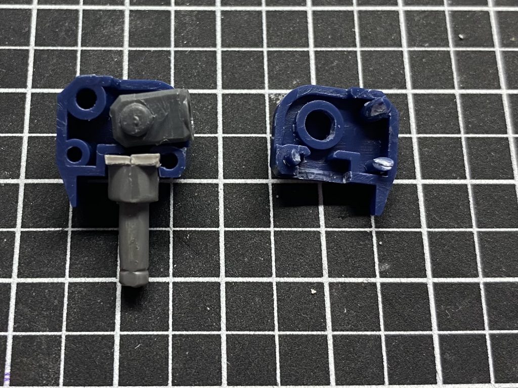 制作過程3肩部は「ヘイズル2号機」から流用しました。過去のモデラーが制作したバージムにはジェガンd型のパーツが使用されている事が多く見受けられましたが、私は経済的な理由から過去にジャンクパーツとして売られていた「ヘイズル2号機」の腕を使用しました。また、バーザムの腕の基部をヘイズル2号機に移植したに加え、設定画に近づけるようにプラ材で形状を変更しました。