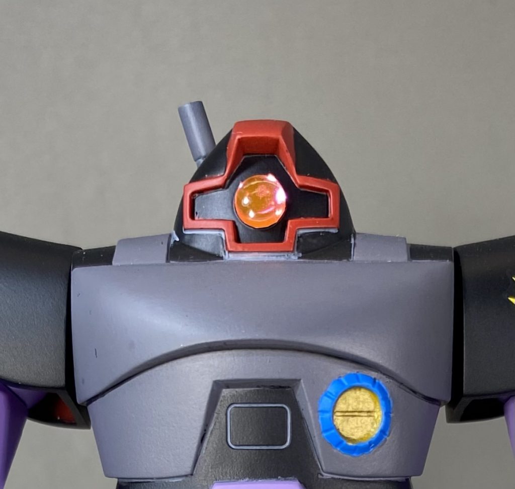 モノアイにはHアイズのピンクを使用。裏側にラピーテープを貼るお決まりのパターンです。