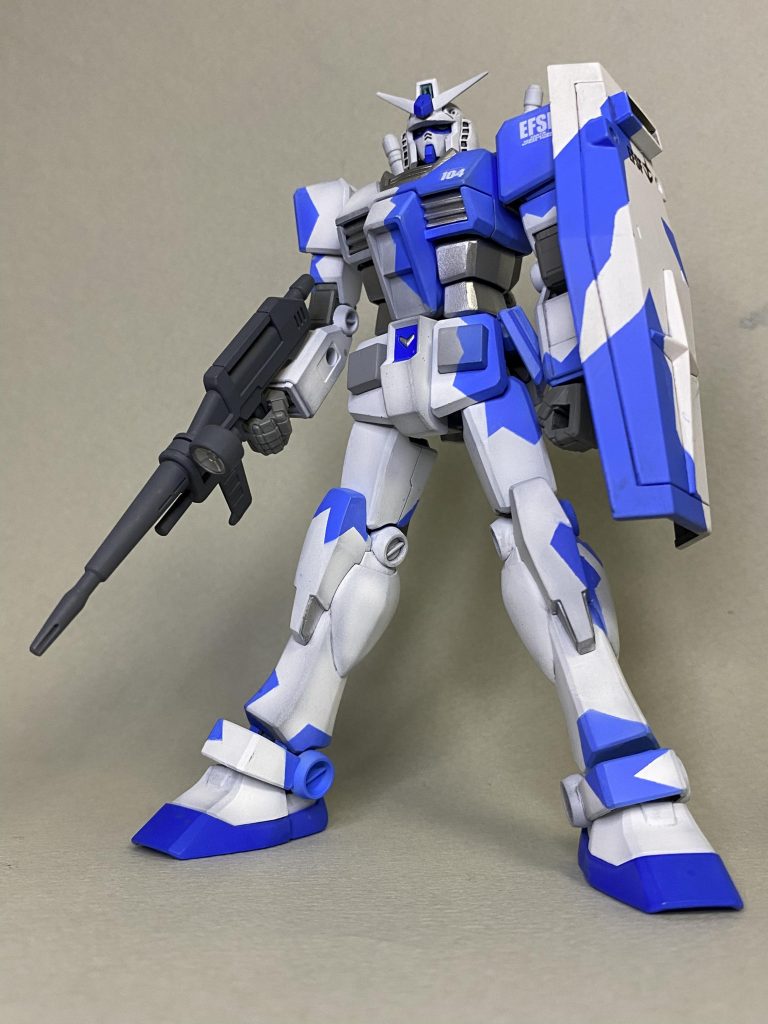 前面、アオリ気味に。シールドは、余っていたHGUCか何かの部品を使用しました。