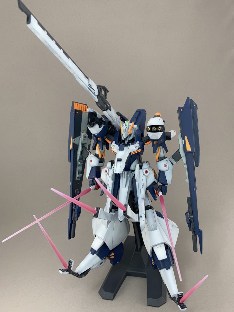 ビーム・サーベル長い武器が多いので、迎撃用にサーベルを増やしました。ロングヒートブレードを合わせれば七刀流。前スカートのアームは使いにくそうだったので、別に隠し腕ビームサーベル。足裏にも隠し腕ビームサーベル。ビーム・サーベルは根元にクリアピンク、剣先にクリアホワイトで、軽くつや消し吹きました。