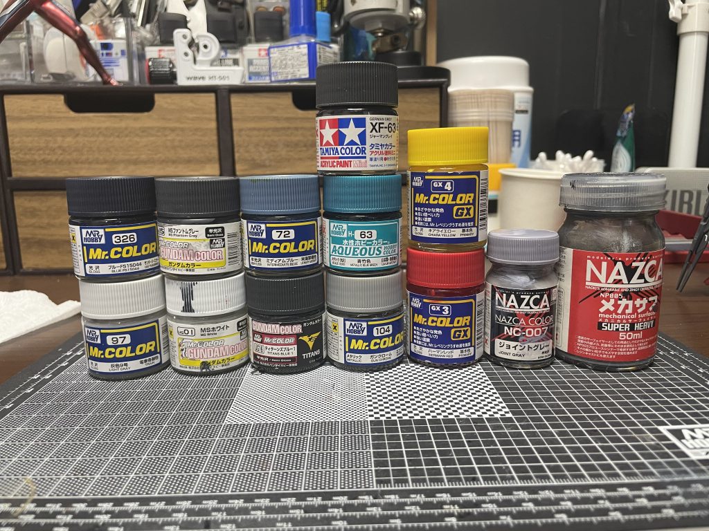 使用塗料。結構使ったけど下地効果薄かったかも。水性塗料も使用してます。凹モールドにジャーマングレイ、センサー類に青竹。マスキングして塗り分けてる時間なんか無いと思い筆塗り。はみ出したところはマジックリンで拭き取ってます。