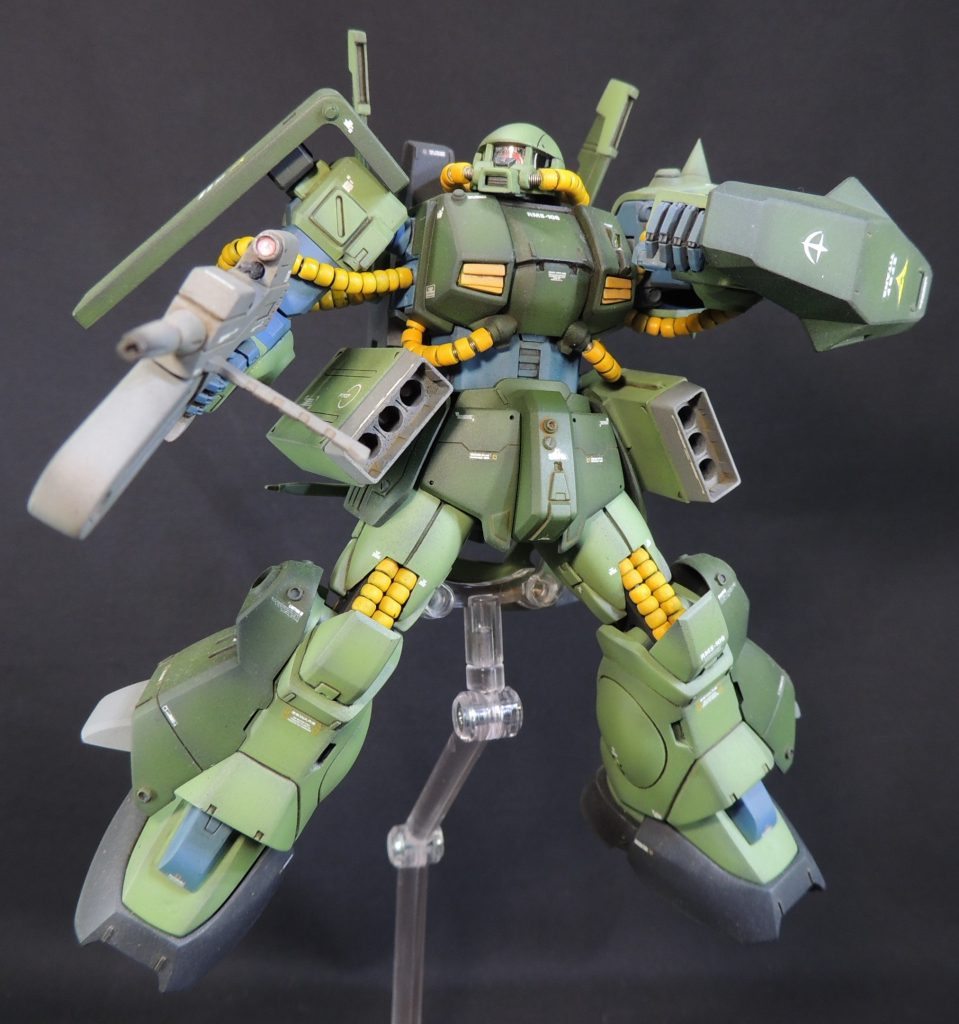 ヒザ関節の動力パイプのモールドはすべて削り落とし、関節機構そのものを自作した後で、自作の動力パイプを設置しています。