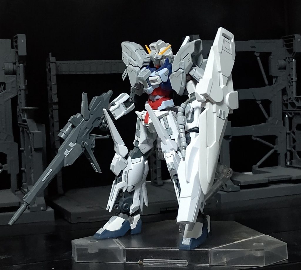 塗装前になります。メガランチャーとシールドを繋ぐパイプを追加したり、所々にプラ板や筋彫りをいれて情報量を増やしています