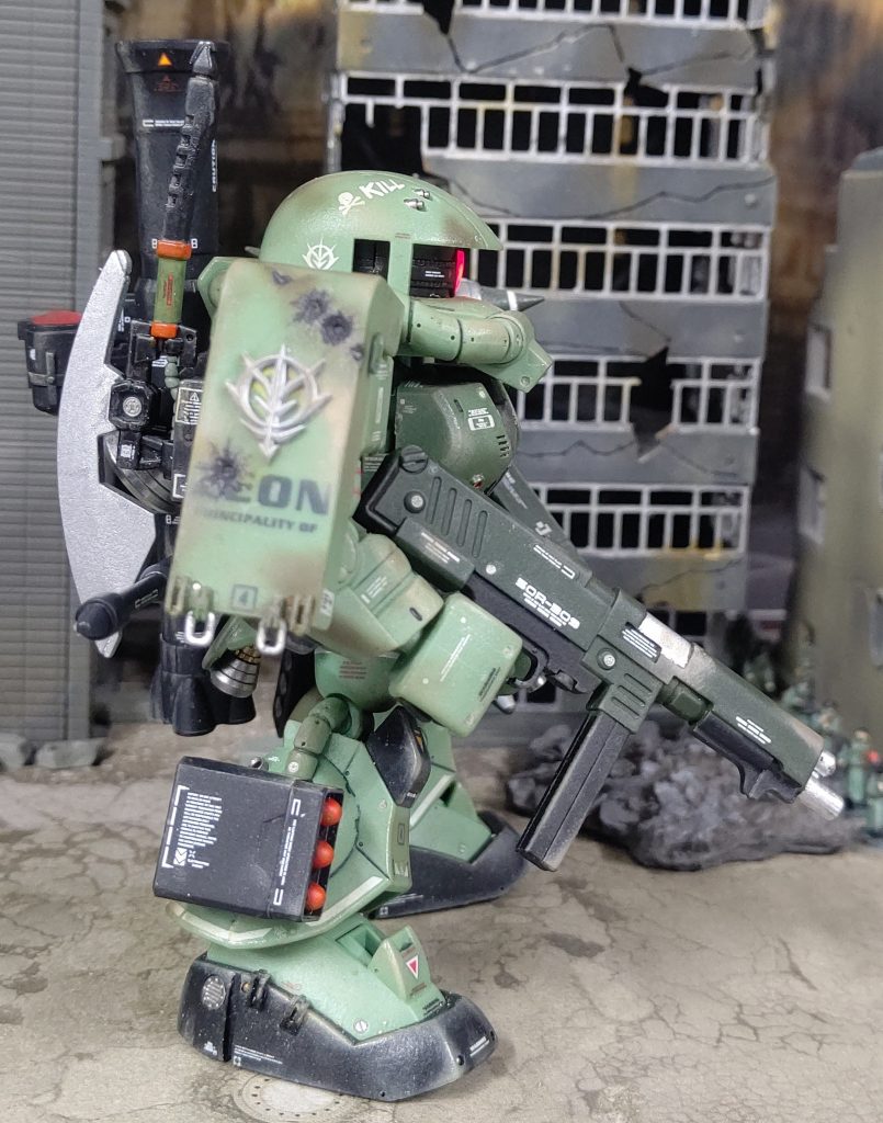 右手の武器はHGの90mmマシンガンです。手を加えずともグリップを奥まで差し込めば固定出来ます。