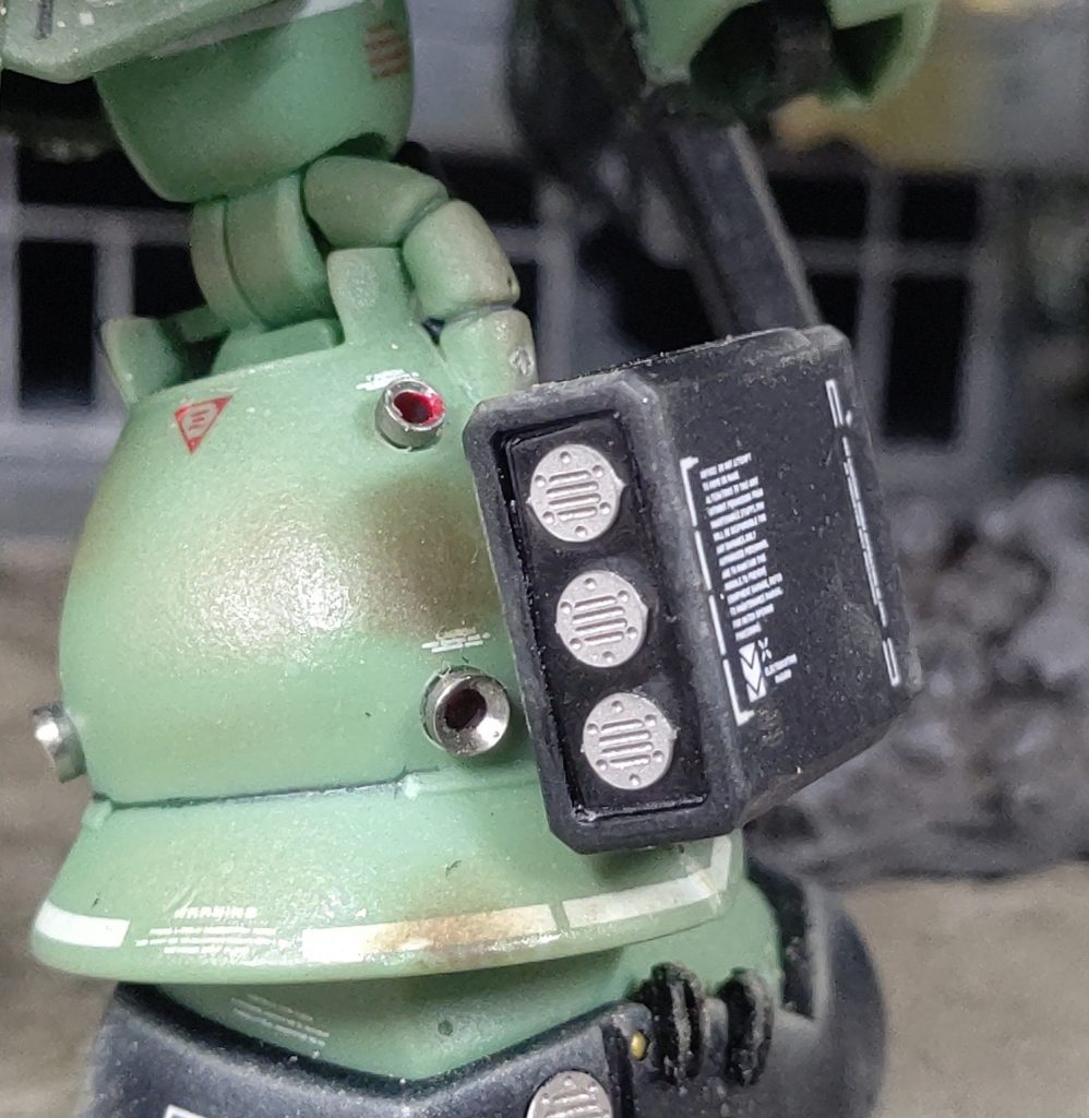 初めて肉抜きをまともに塞ぎました。ミサイルランチャーの後ろに2㍉厚のプラ板で塞ぎメタルモールドで装飾。