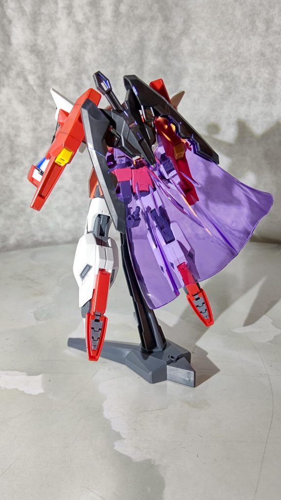 背中のT.S.Bは一般兵が使いこなせないシグマシスロングキャノンに代わる試作兵装。フレキシブルブースターであり、マント状のビームシールドであり、特大型ビームサーベルでもある。