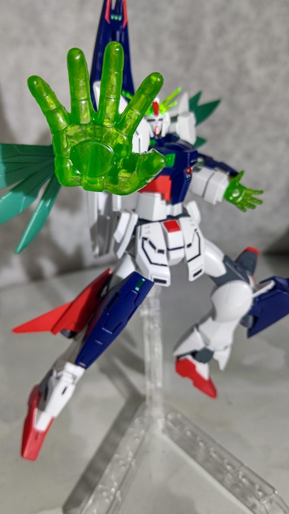 マスターガンダムにも有る巨大エフェクトハンド好きですね。ゴッドガンダムにも欲しかった。