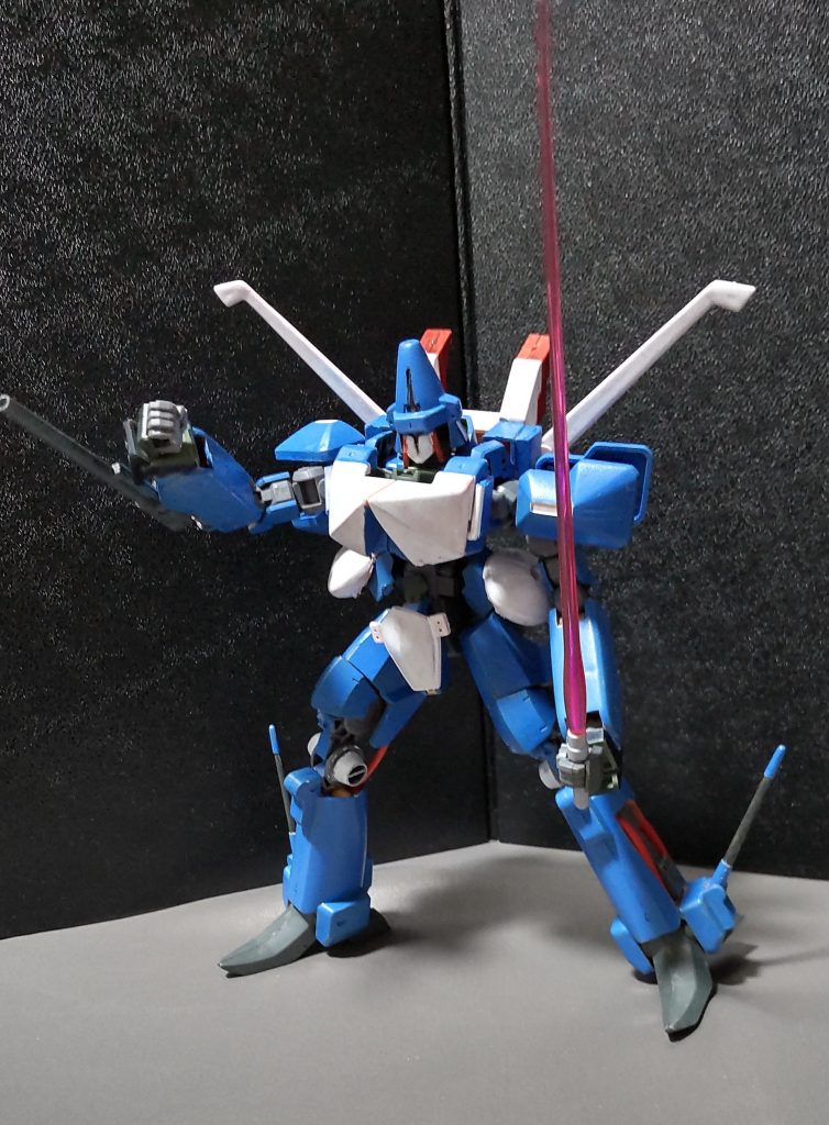 他にもセイバーを使用することが出来、普段は脚部のスペースに収納されています。