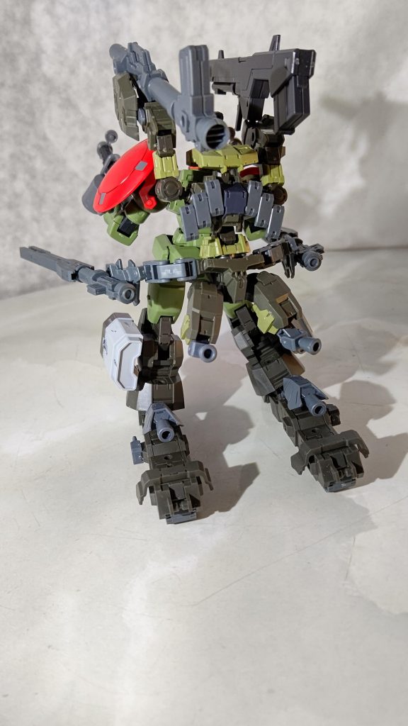 とりあえずどこまで盛れるか試すのが目的でした。サブアーム付けるのにちょうど良いバックパック無くて、それならばこのアルトそのものをバックパックにすれば良いじゃね?と閃いた瞬間は楽しかったですw が、技術が追い付かないorzパーツ盛って人型のシルエット崩せば意外と違和感減るのが解ったので今後に活かしたいですね。