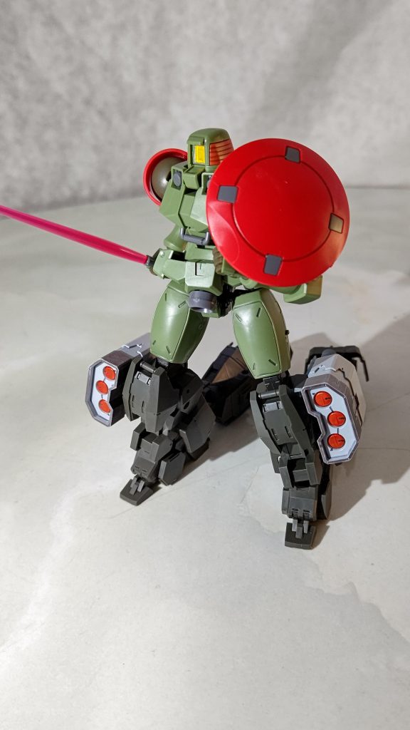 肩を赤くするだけでも凄く雰囲気変わりますよね。先人は偉大だわ。腕もアルトのに交換してパイルバンカー仕込もうかと思ってたんですが、30MMのパーツとリーオーの肘膝は隙間の幅が合わなかったので断念。改造の為にキットを破壊する覚悟が足りない(苦笑)