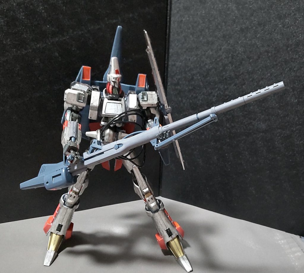 エルガイムmk2最大最強の武器がこのバスターランチャーになります。元々はバッシュの物であるが、調整不足により放棄されていたところを回収、改造し利用することになった。出力調整が可能で、「ランチャー」「バスター」モードに切り替え可能。