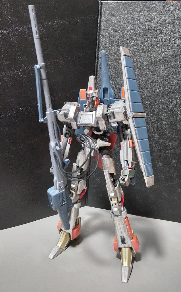 今回制作するにあたって、決めていた事は、旧キットの装甲をなるべく利用する事です。鉄血HMシリーズ初期の作品はせいぜい頭部、肩部、脚部(膝下)位しか利用していなかったのですが、これまでの経験があった今なら出来る、という事で胸部や腰部の装甲も利用して出来上がったのが、今作品です。※カラーリングについては鉄血感を出すためにガンダムマーカーのSEEDグレーを下地にシャインシルバーで塗装しました(手描きです)