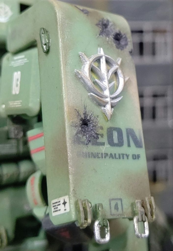 ショルダーシールドには立体的なジオンマーク。ディテールUPパーツを幾つか取り付けました。